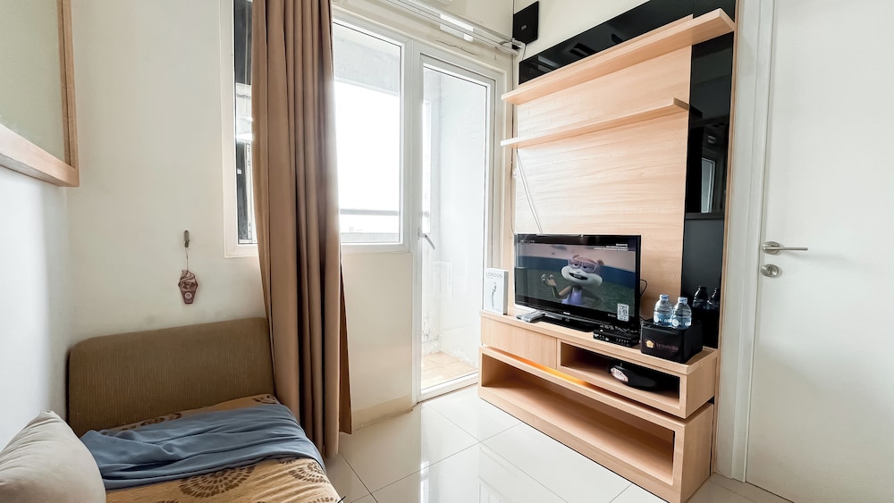 Restful And Homey 2Br At Green Pramuka City Apartment