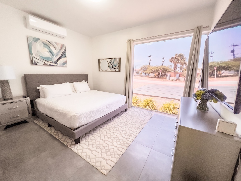 Grand Modern Villa 6-bedroom! Brand New! Heated Jacuzzi! view 2