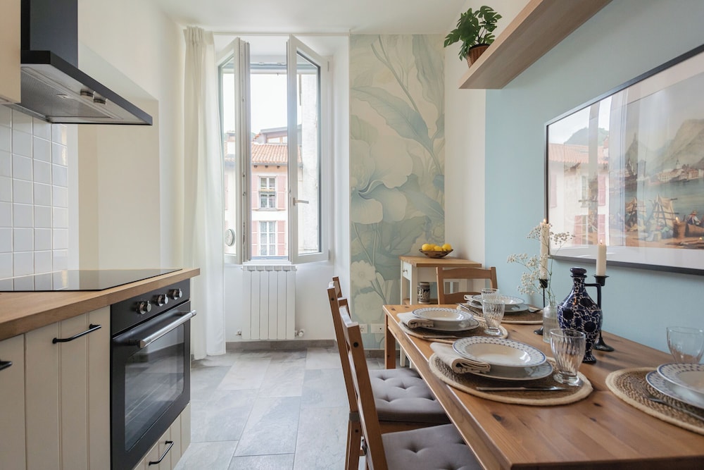Old Court Hideaway by Rent all Como