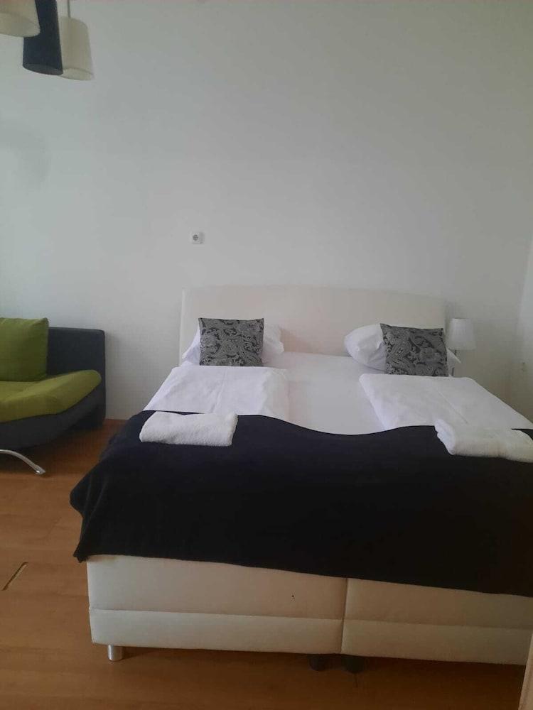 Charming 2BR Apt Prime City Spot