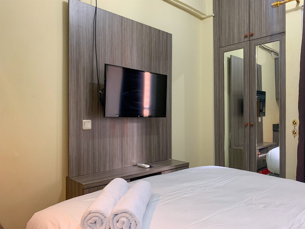 Homey And Tidy Studio At Green Pramuka City Apartment view 5