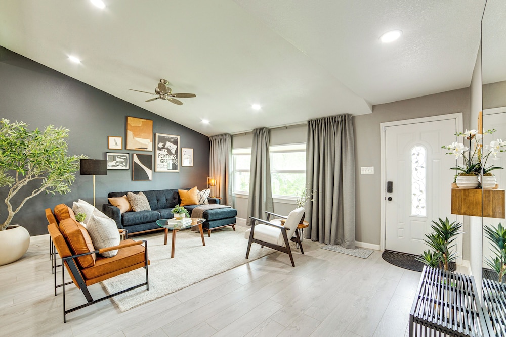 Spacious Family Home, 5 Mi to Galleria Dallas!