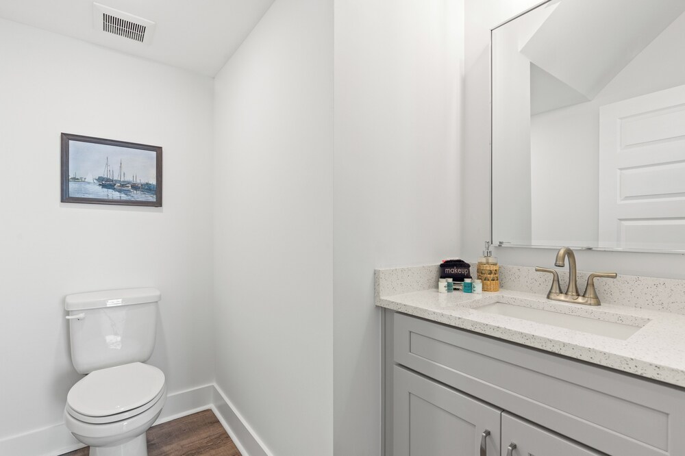 Spacious 6BR Beach Home Sleeps 15 Relax & Reconnect at Coastal Breeze