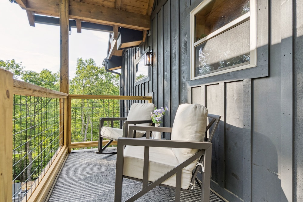 Golden Oaks Cabin 3 Bedroom Home
