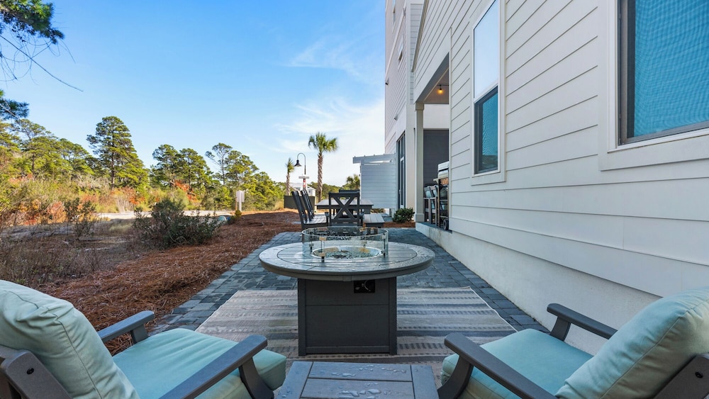 6-seater Golf Cart, Sleeps 16, Close to the Beach!