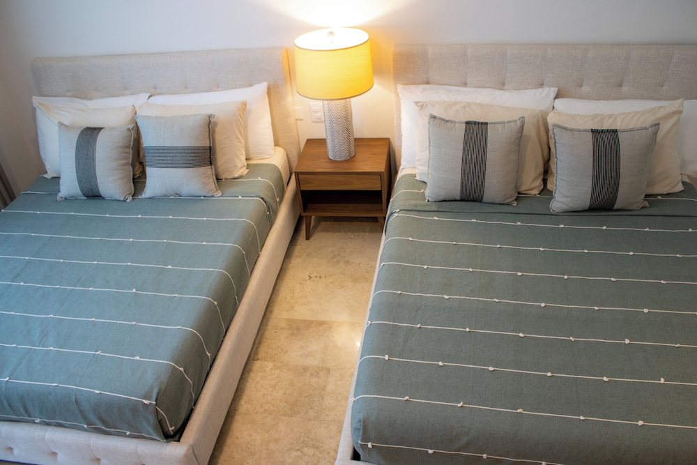 NHOA 111A 2BR Condo Pool access