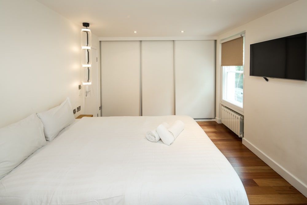 Luxury 2BD Apartment in Holland Park