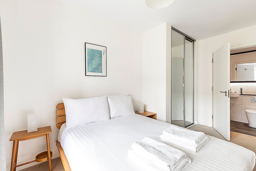 Modern 2-bed Flat With Terraces in Leyton