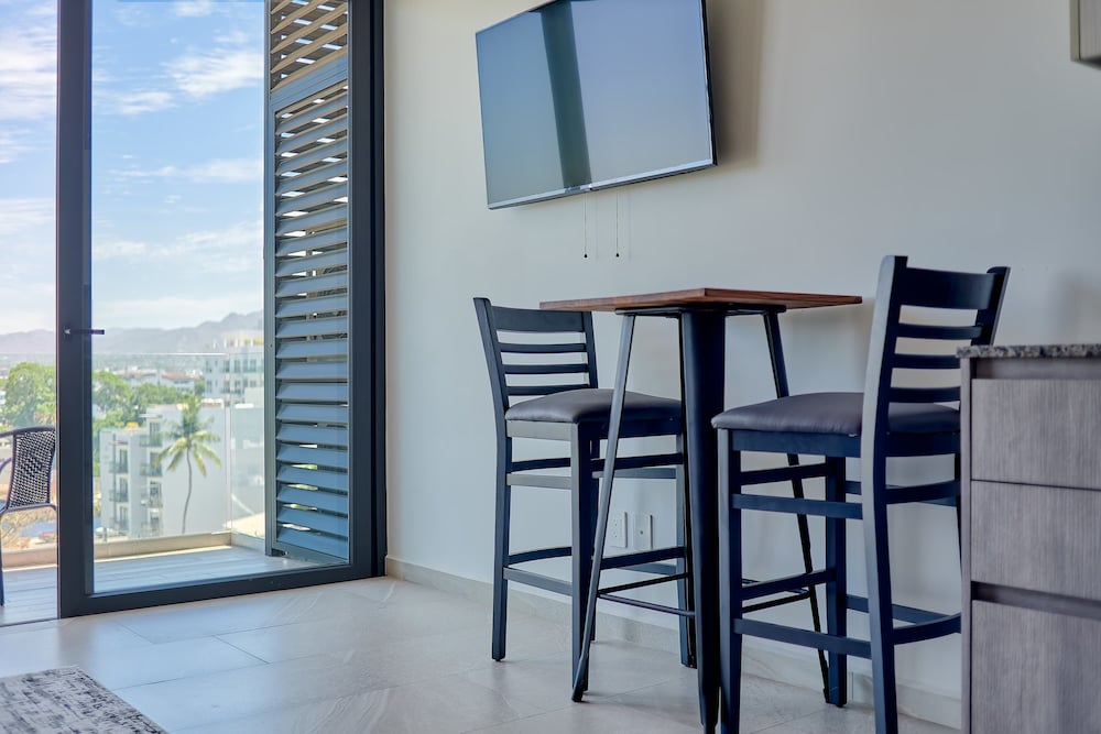 1BR Apartment - Private Balcony - Pool - Gym