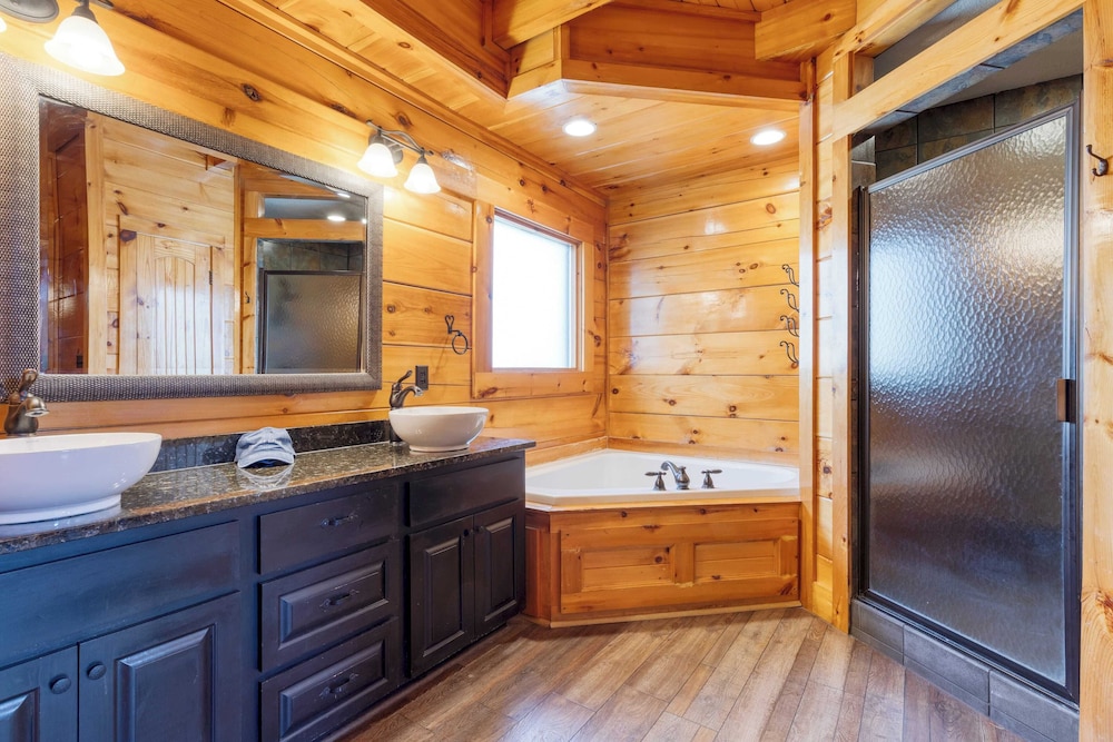 Luxury Cabin Sleeps 19 Game Room, Hot Tub Dollywood Alpine Mountain Lodge