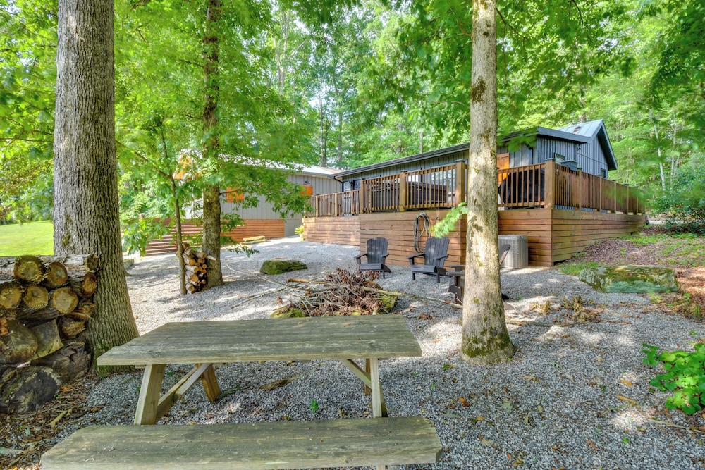 6 Mi to Helen: Mtn-view Retreat w/ Hot Tub!