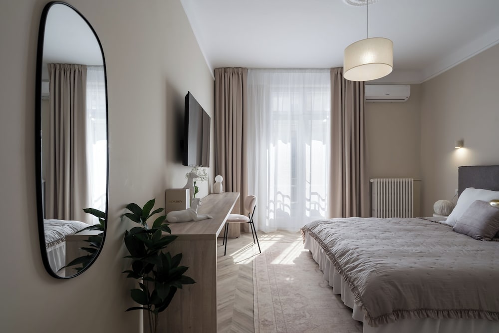 Refined & Spacious 3-Bedroom Flat Near Cismigiu, Balcony with Boulevard Views