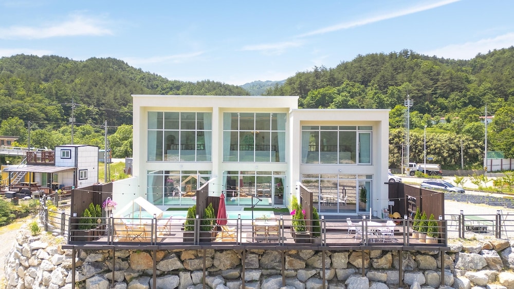 Yangyang Labianrosepoolvilla view 4
