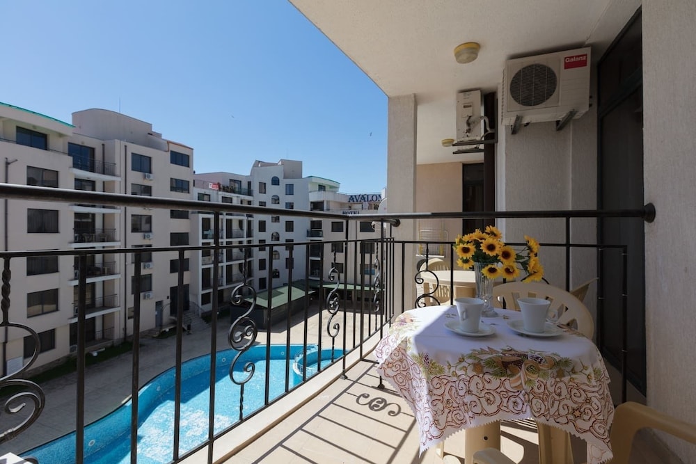 Studio with Balcony & Pool View