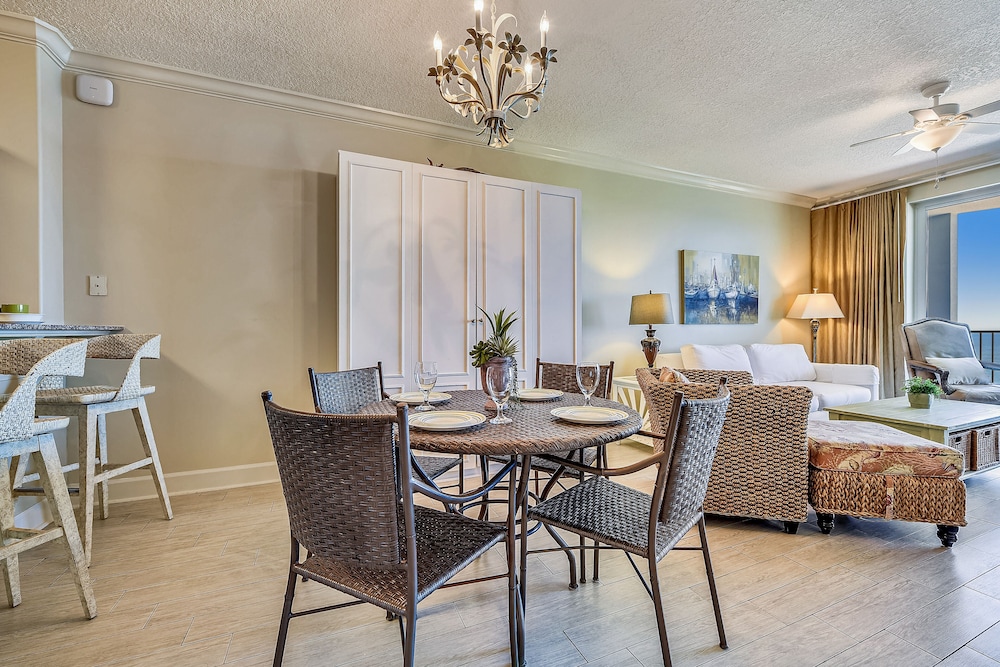 Twin Palms by Book That Condo