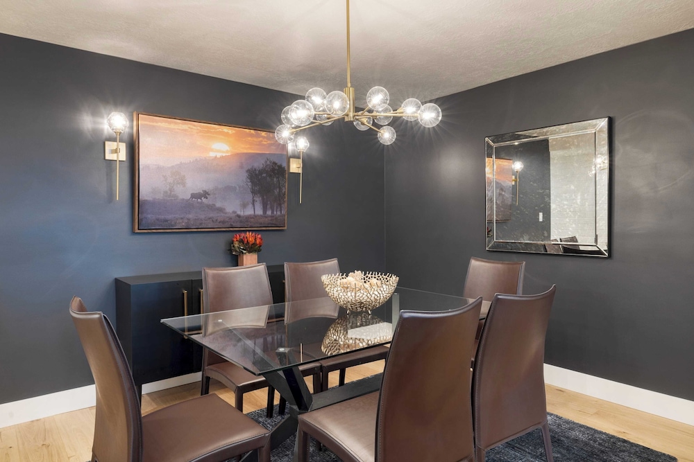 Parkside Condo by Avantstay Walk to Ski Lifts + Town Pool & Hot Tub Access