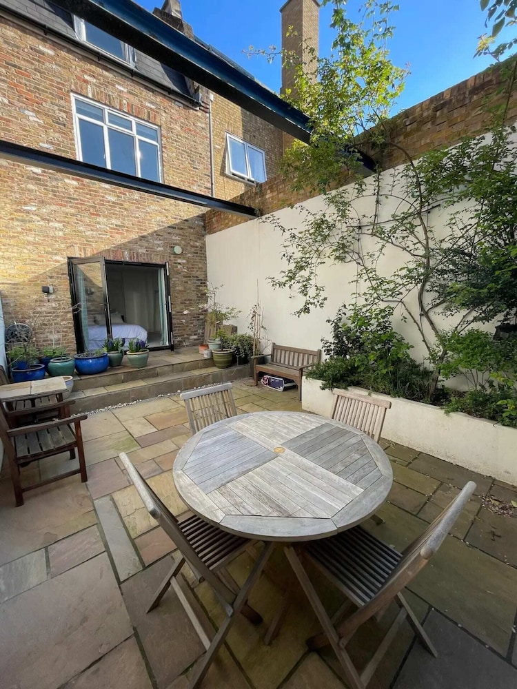 Beautiful 2BD Flat With Private Courtyard- Borough