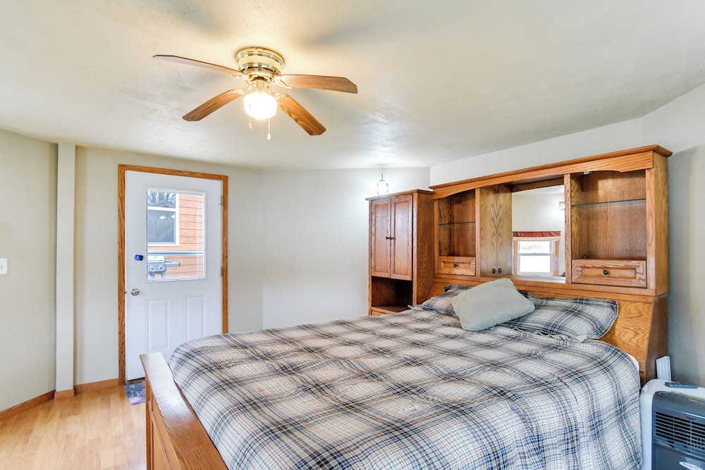 6 Mi to Dtwn Pella: Riverfront Cabin w/ Game Room!
