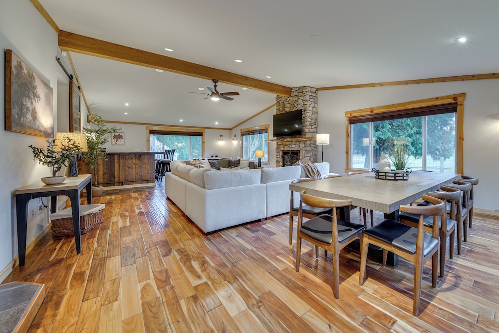 Fire Pit, Chic Deck! Family-friendly Puyallup Home