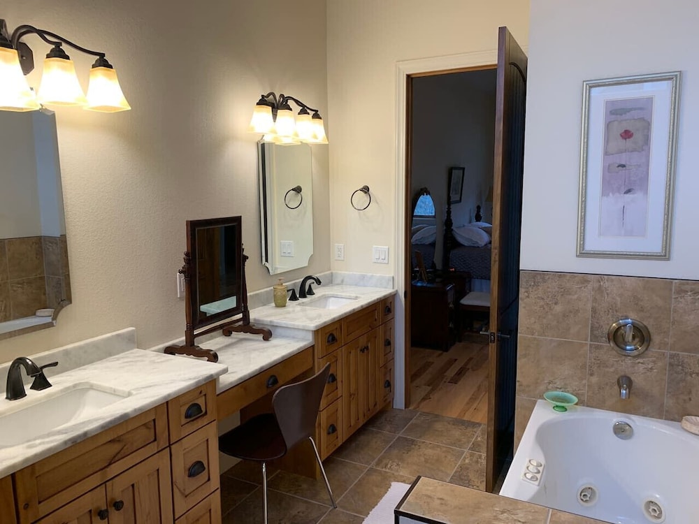 4BR Home Near Golf Course Mount Mitchell View