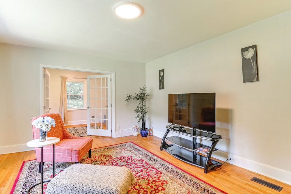 6 Mi to Uptown: Pet-friendly Home in Charlotte