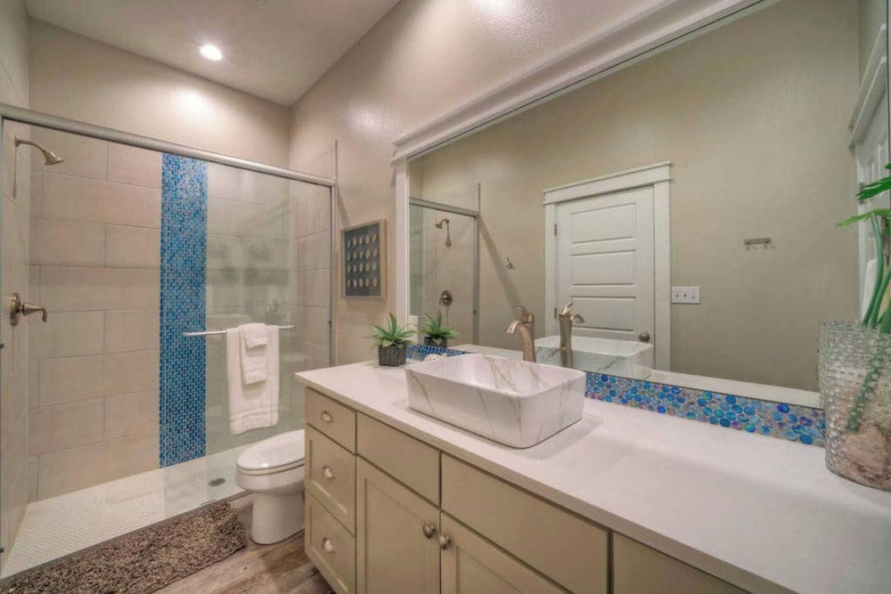 Sleeps 21, 2 Homes 2 Private Pools, Fire Pit, Swing Bar Walk to the Beach