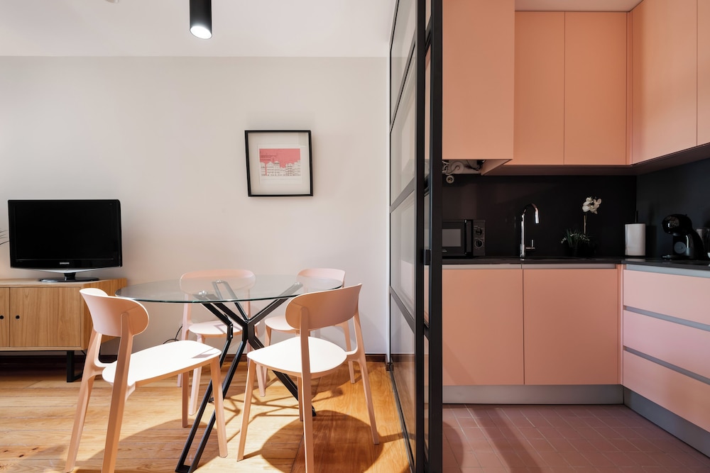 Rivol2 · Wonderful 1BR Next to Rivoli Theatre