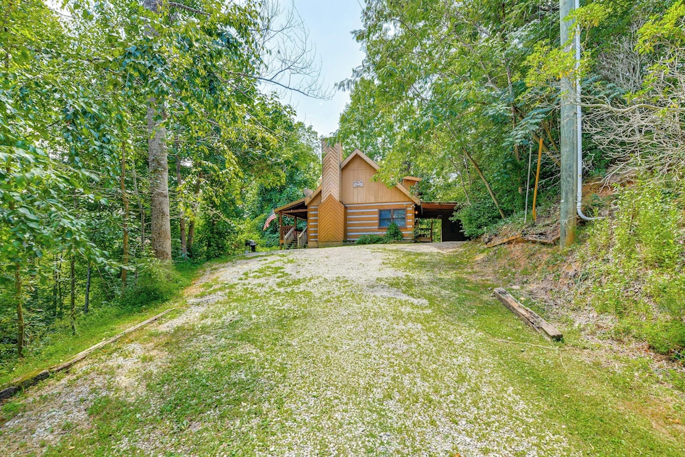Gatlinburg Smoky Mountain Cabin ~ 1 Mi to Park! view 3