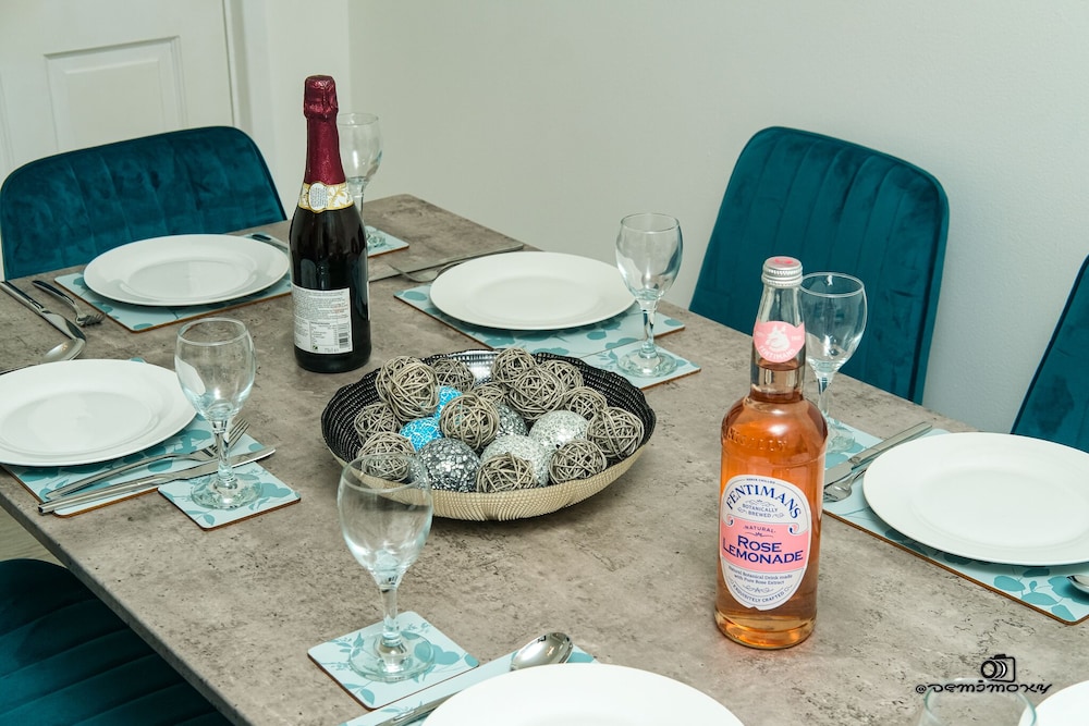 Walsall Vacations - Cosy Home With Private Parking - Property Image 1