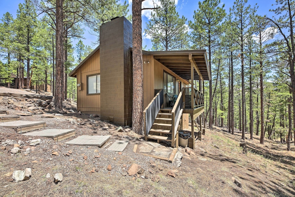 Covered Deck & Grill: Cozy Greer Hideaway! view 5