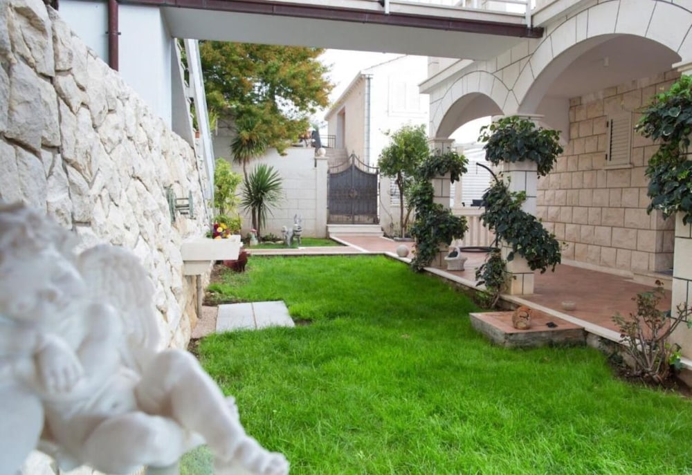 Franco - With sea View and Swimming Pool - H