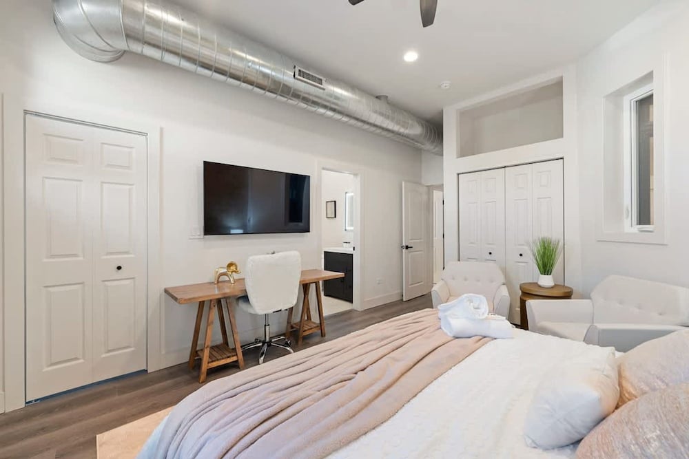 Luxury 2BR Condo in Wicker Park