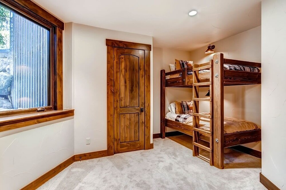 Three Sisters Lookout 5 Bedroom Home