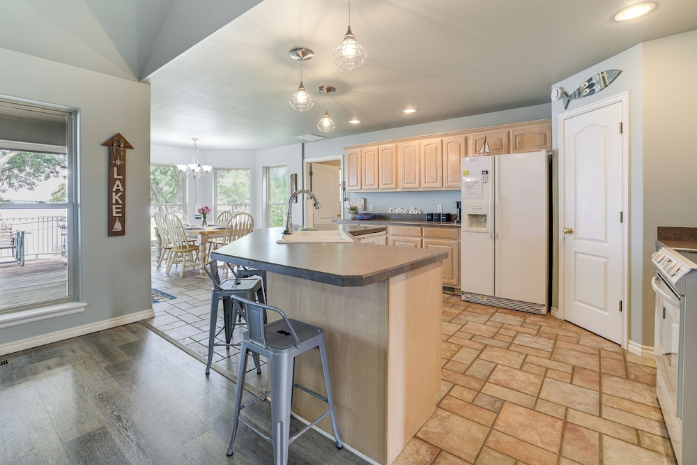 Bring Your Boat! Lakefront Home w/ Dock in Grove
