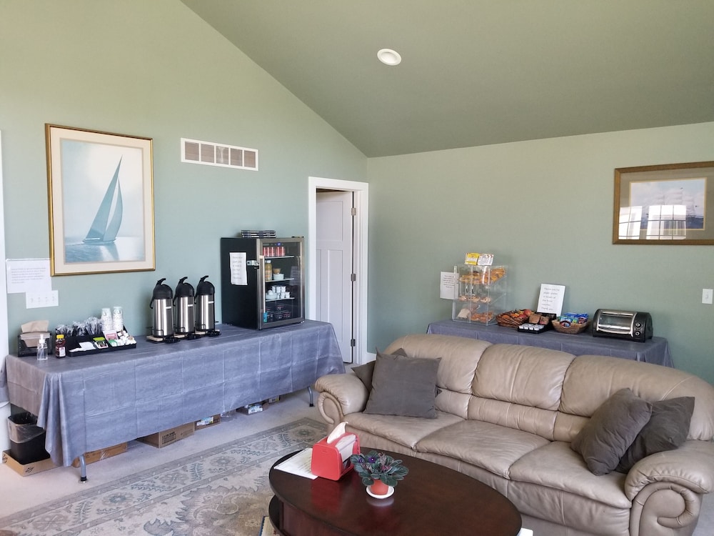 Captain's Quarters Motel - Property Image 11