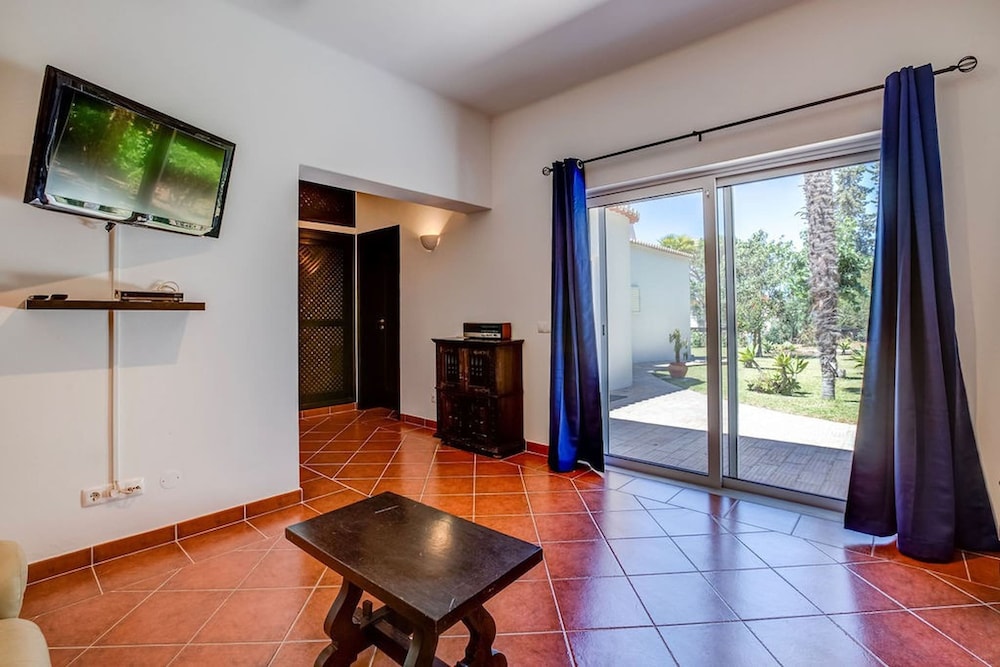 Casa Ninho Spacious 5 Bedroom Villa in an Enviab