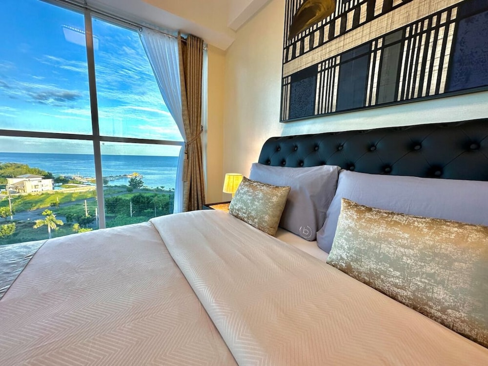 La Mirada Deluxe Suites with Oceanview