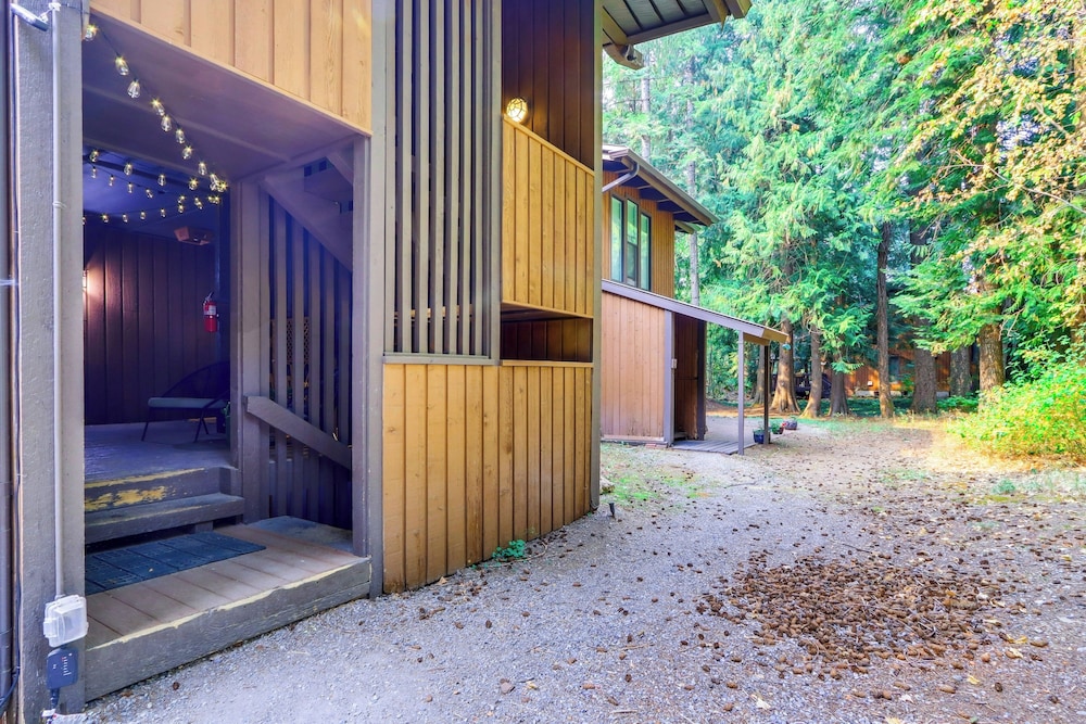 Walk to Twin Lakes: All-season Idaho Condo!