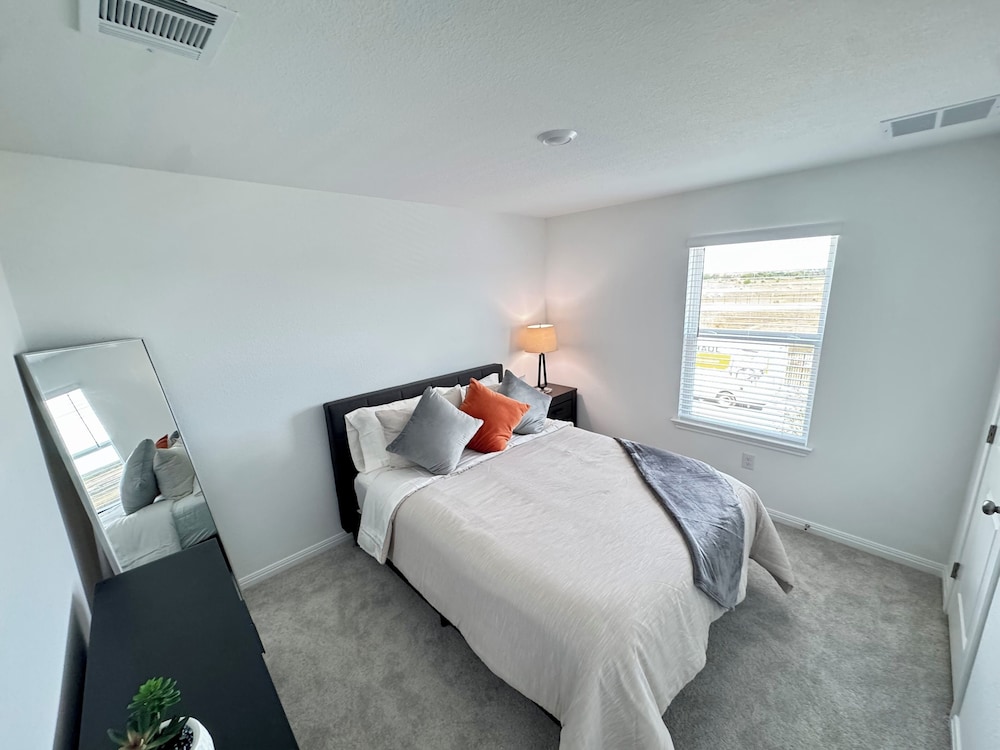 Modern 4BR New Home w Luxury Touches