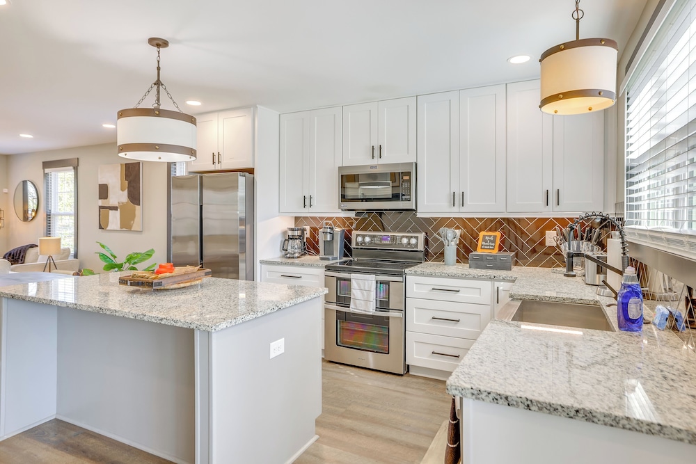 4 Mi to Liberty Bridge: Greenville Getaway w/ Deck