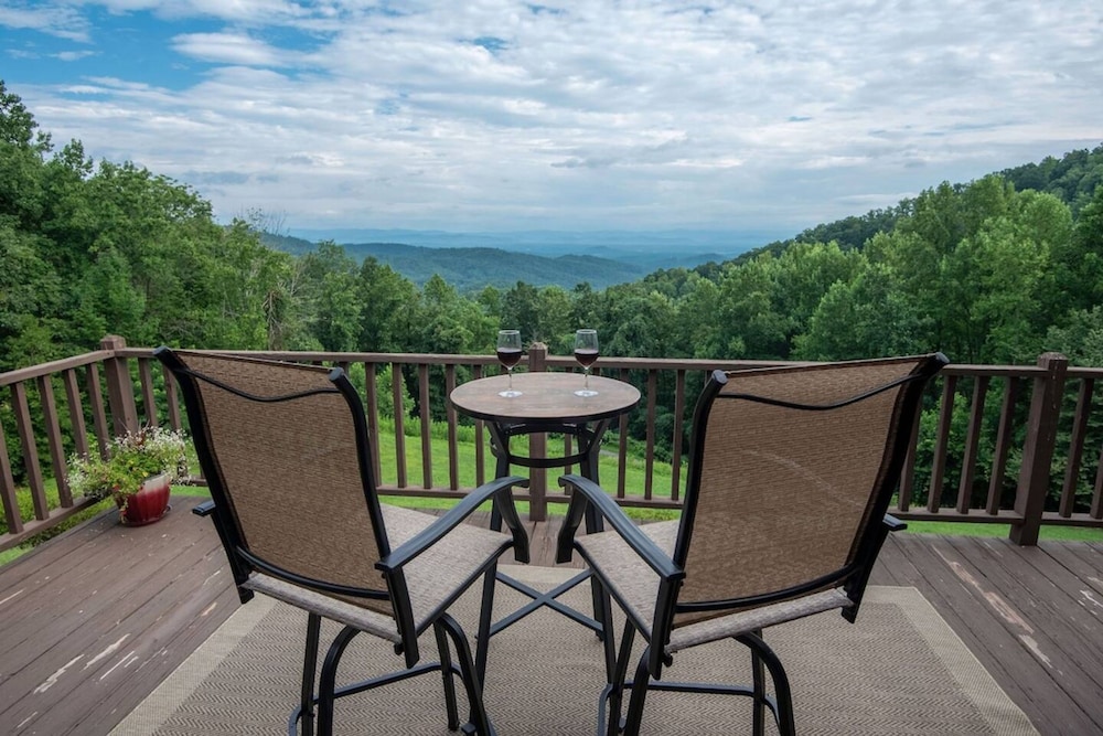 Blue Ridge Gateway Cabin With Mountain Views