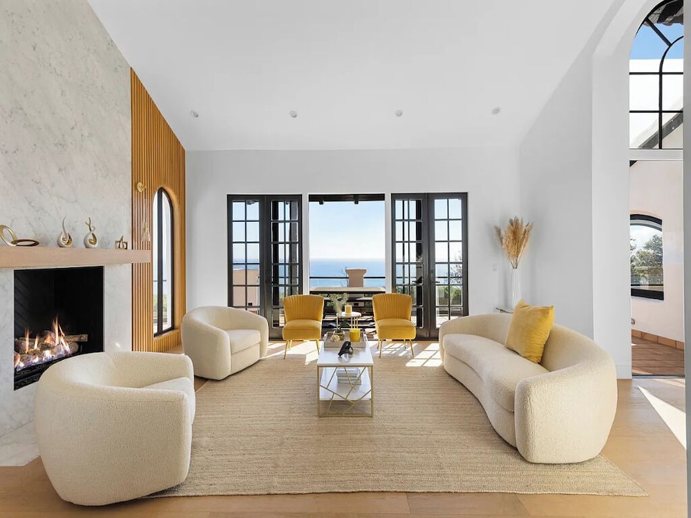 Villa Costera - Tree-lined Tranquility: 3-level Entertainer's Dream