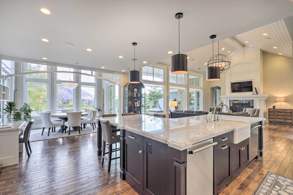 Luxe Sandy Home w/ Hot Tub: 9 Mi to Skiing!