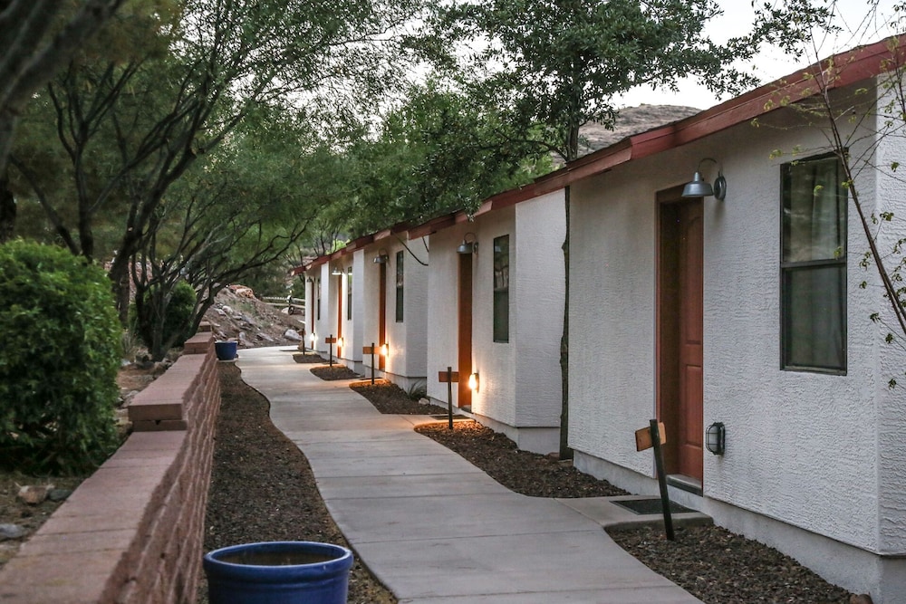 Creekside Lodge and Cabins