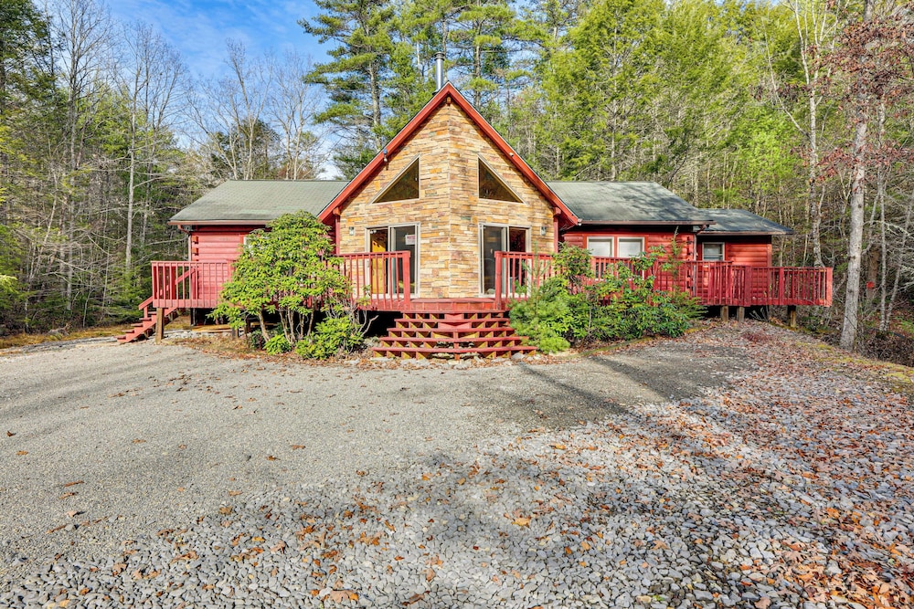 15 Mi to Snowshoe Resort: Cabin w/ Deck & Fire Pit