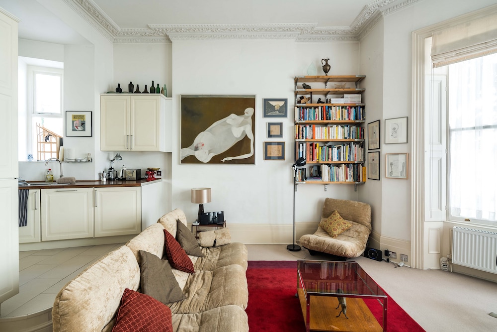 Sleek Simple & Peaceful 1Bd Flat Kensington