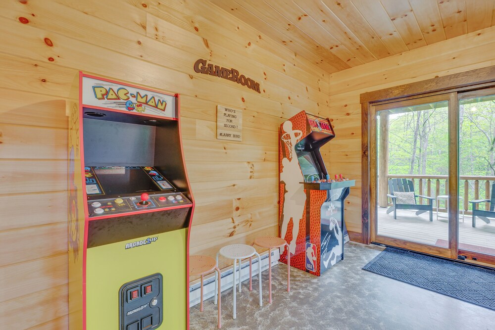 15 Mi to Hocking Hills: Secluded Cabin w/ Hot Tub