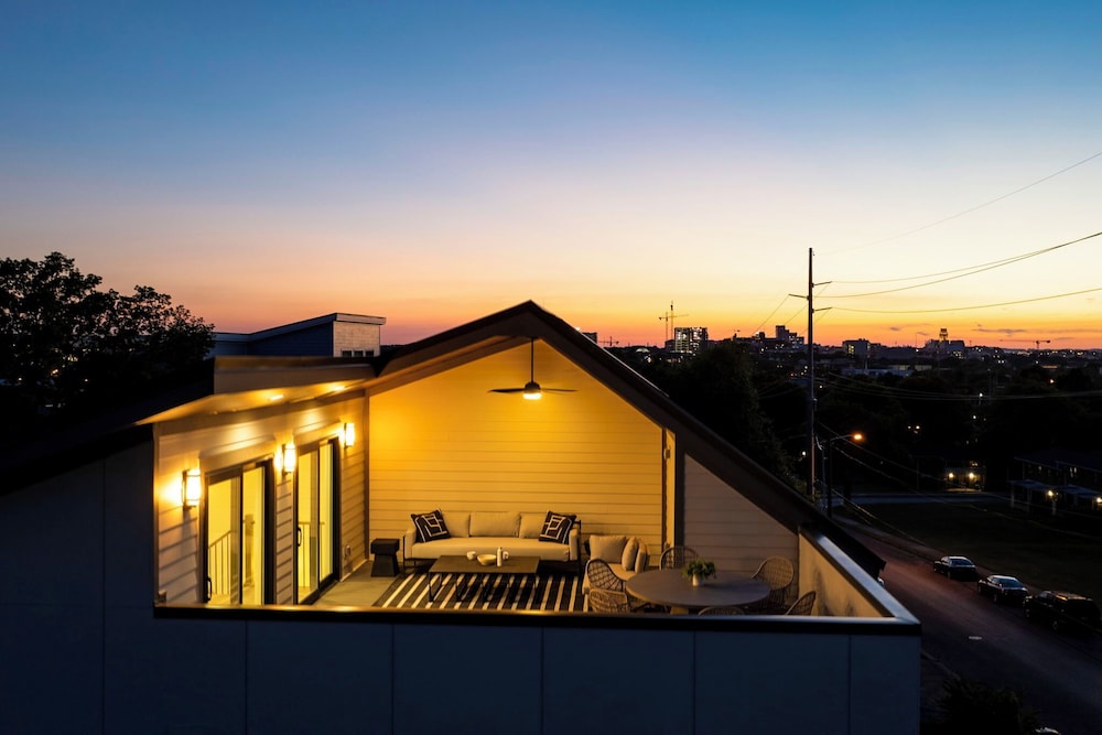 Elevate - Modern Luxury - Stunning City Views