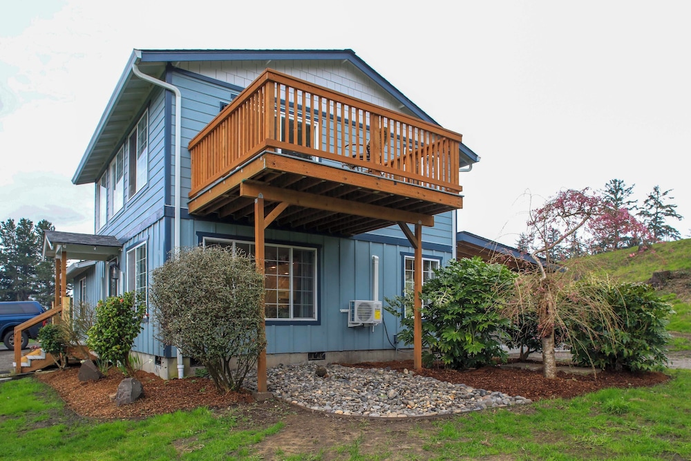 3 Mi to Beach: Oregon North Coast Retreat