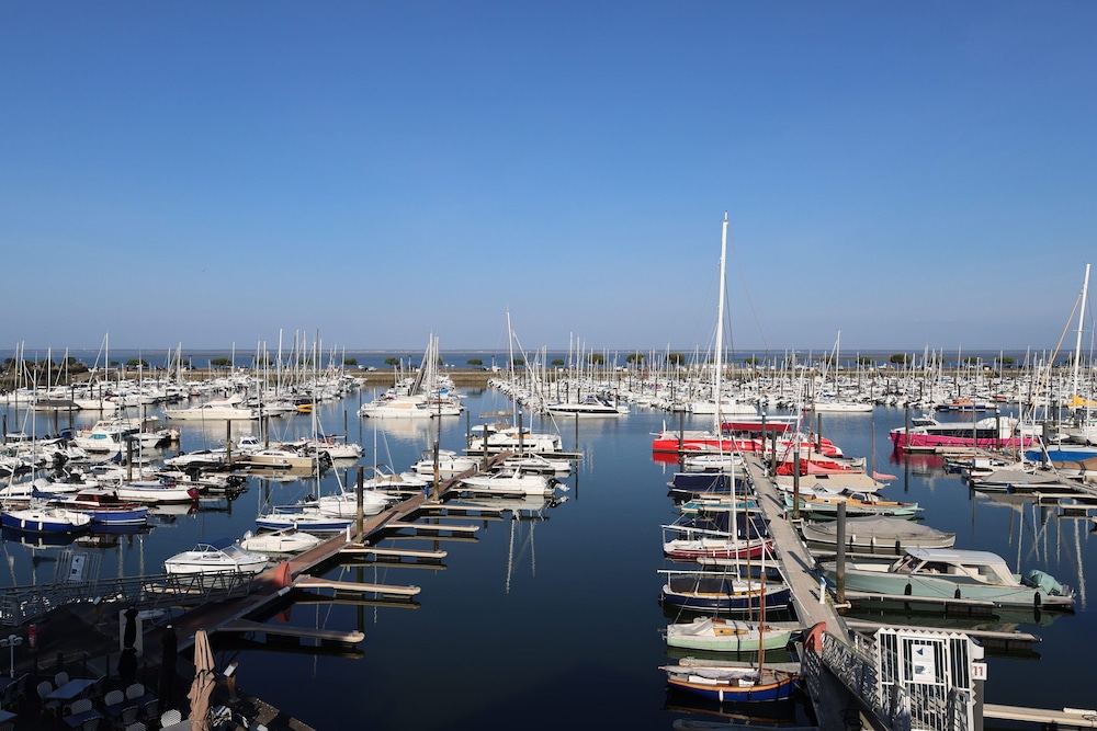 LES SUITES DU PORT by Le Saint Ferdinand